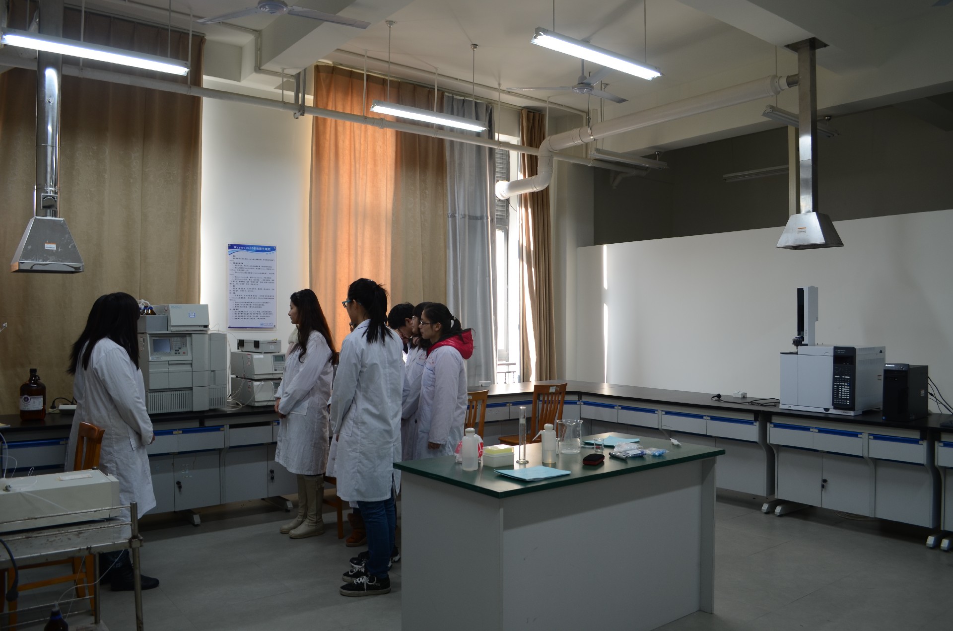 儀器分析實(shí)驗(yàn)室內(nèi)部 儀器分析實(shí)驗(yàn)室內(nèi)部